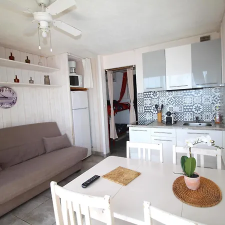 Studio 4 Personnes Dans Une Avec Piscine Plus Parking דירה *